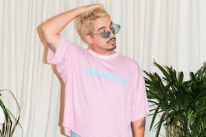 Nacho Elizalde con una remera de su local Tranca