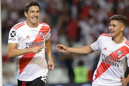 Nacho Fernández celebra su gol con Julián Álvarez