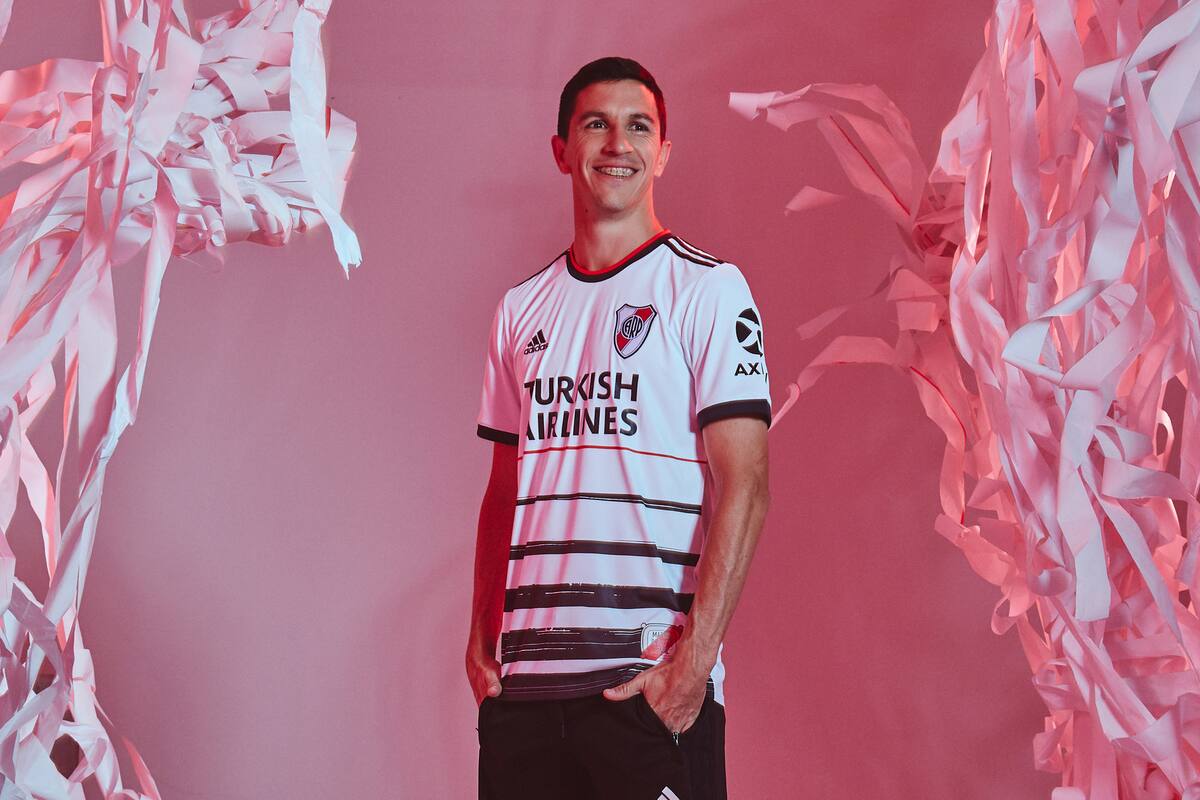 Nacho Fernández, en una producción de Adidas con la nueva camiseta de River