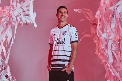 Nacho Fernández, en una producción de Adidas con la nueva camiseta de River