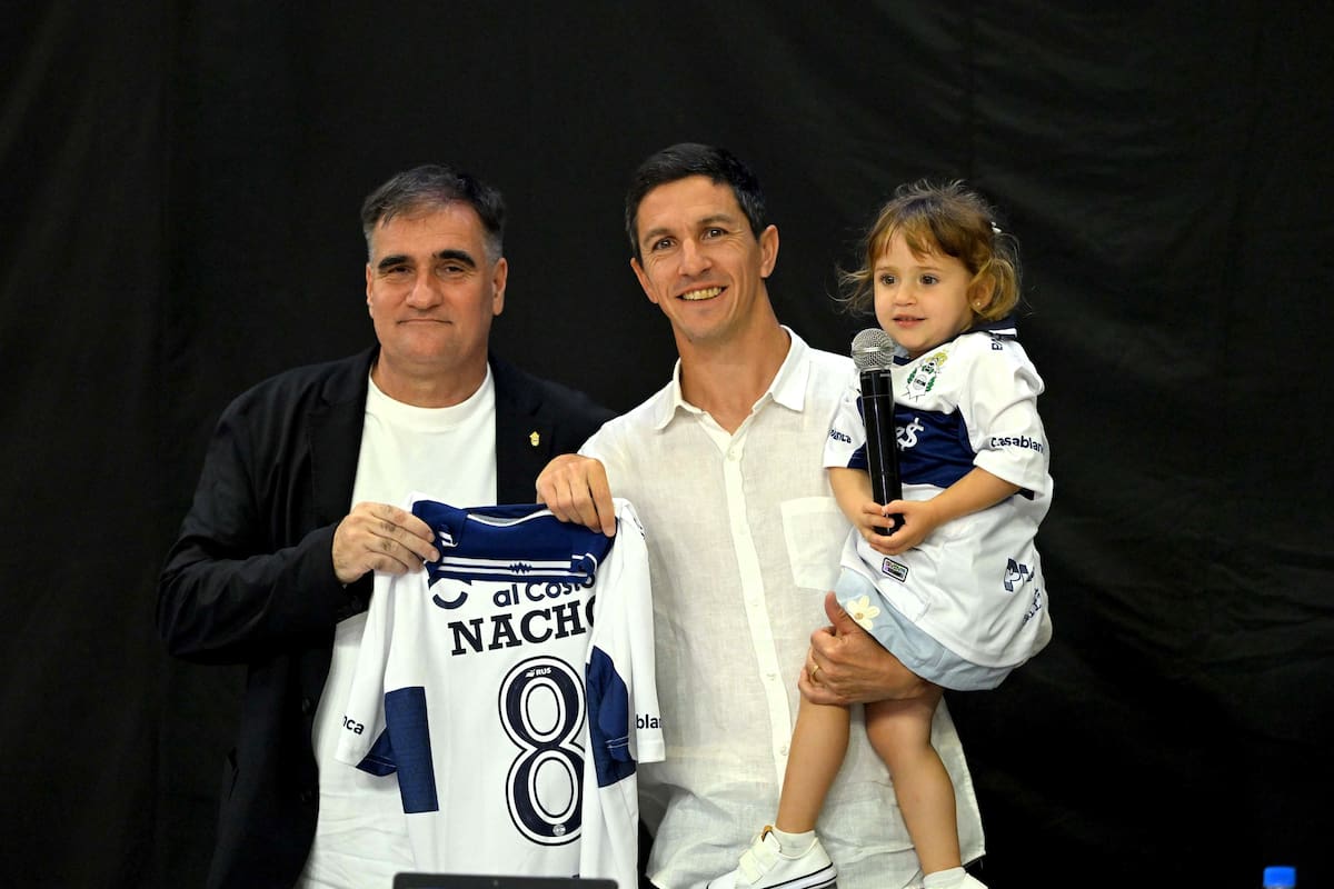 Nacho Fernández junto con su hija y el presidente de Gimnasia, Carlos Anacleto, durante su presentación en el Lobo
