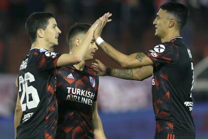 Nacho Fernández, Matías Suárez y Borré, choque de palmas a puro gol