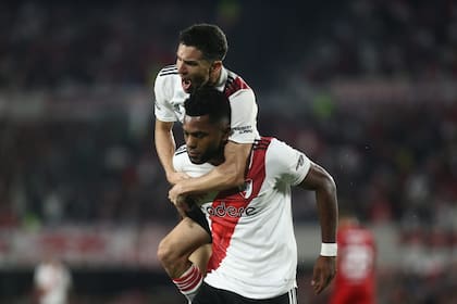 Nacho Fernández se cuelga de Miguel Borja, autor del segundo gol de River