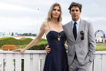 Nacho Figueras –de
impecable traje gris con
corbata negra– junto a
Delfina, que lleva un vestido
largo de finos breteles y
hebilla y cutout en el escote
