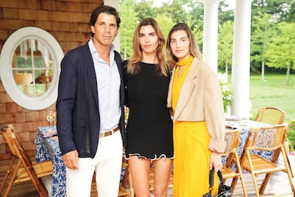 Nacho Figueras
y Delfina Blaquier con su
hija Aurora, que viajó desde
Buenos Aires, donde estudia,
para visitar a sus padres.