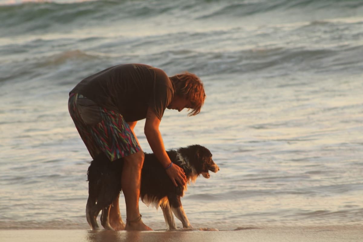 Nacho junto a Oliver, su fiel compañero de viajes