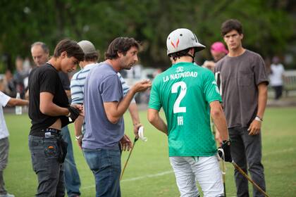 Nacho Novillo Astrada, coach de La Natividad, da indicaciones.