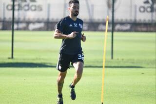 Scocco viaja a España por su eterna lesión: un desgarro que ya lleva 6 meses