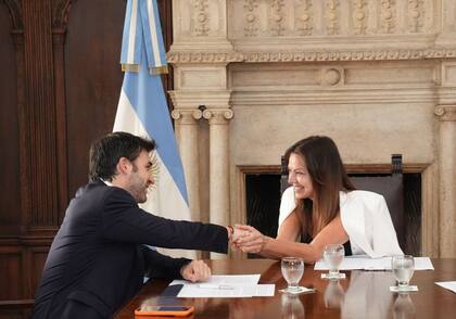 Nacho Torres firmó el acuerdo junto a la ministra Petovello