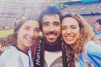 Nacho Viale, junto a su hermana Juana y Victoria Césperes, en una foto de 2016