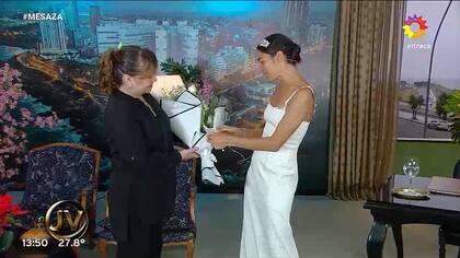 Nacho Viale, su hermano, le envió un ramo de flores para felicitarla por el primer programa del año desde Mar del Plata