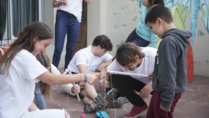 Nacho y Felicitas, una de sus compañeras de Cuerdas, durante una visita a un hogar de niños. Gentileza: Premio Abanderados.