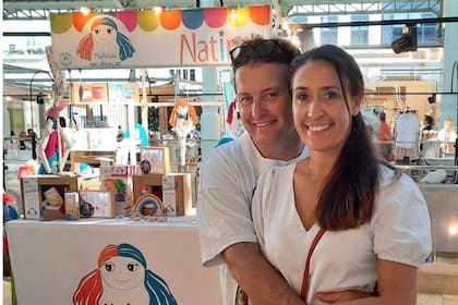 Nacho y Nati decidieron irse a vivir a Valencia, en España, y la semana pasada exhibieron allí por primera vez el emprendimiento de juguetes que llevaron desde la Argentina
