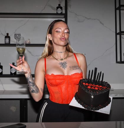 Nacida bajo el signo de Escorpio, La Joaqui encargó una torta personalizada en la que se lee "Escorpio Baby", copa en mano agradeció todo el cariño recibido