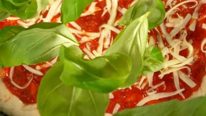 Nacida como comida callejera barata en Nápoles, la pizza en el siglo XIX era casi sinónimo de pobreza y suciedad