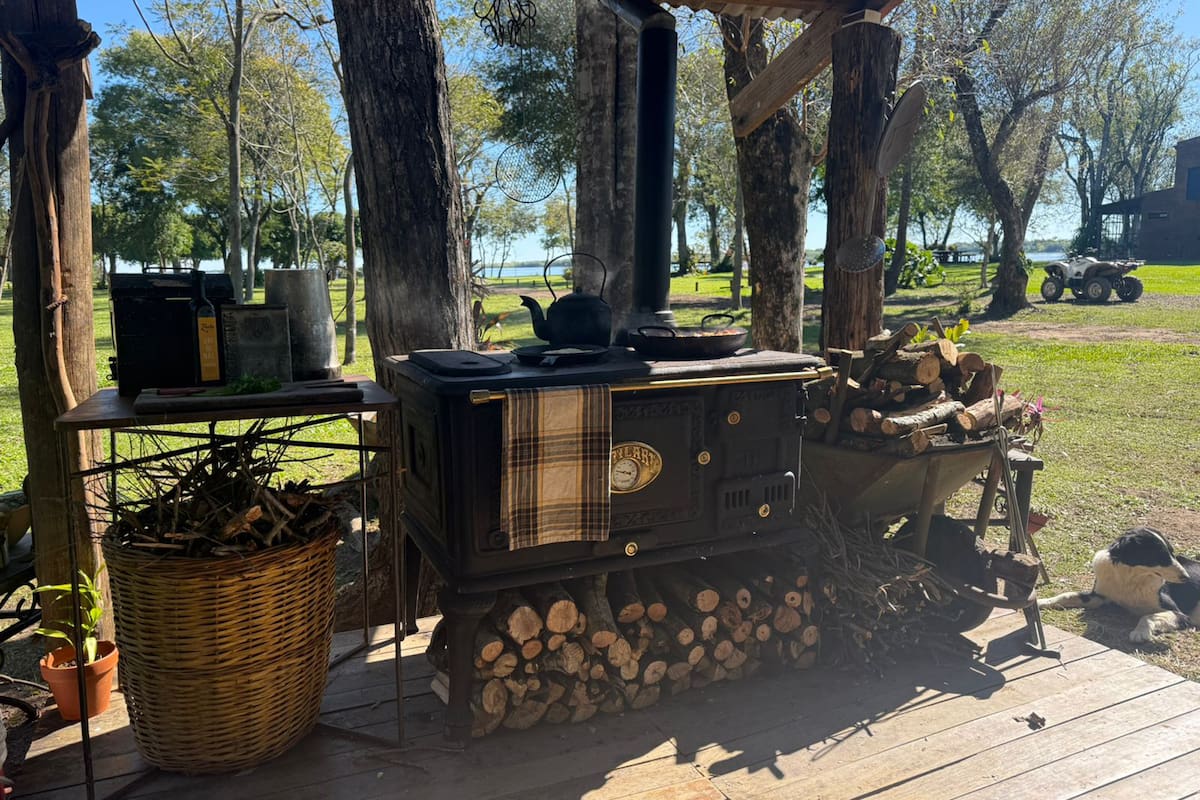 Nacida en 1898 en Tres Arroyos, Istilart conserva un oficio casi artesanal y produce unas 500 cocinas al año