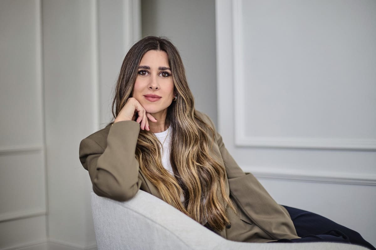 Nacida en Buenos Aires en 1993, Mercedes Ron emigró a España junto con su familia, a sus nueve años