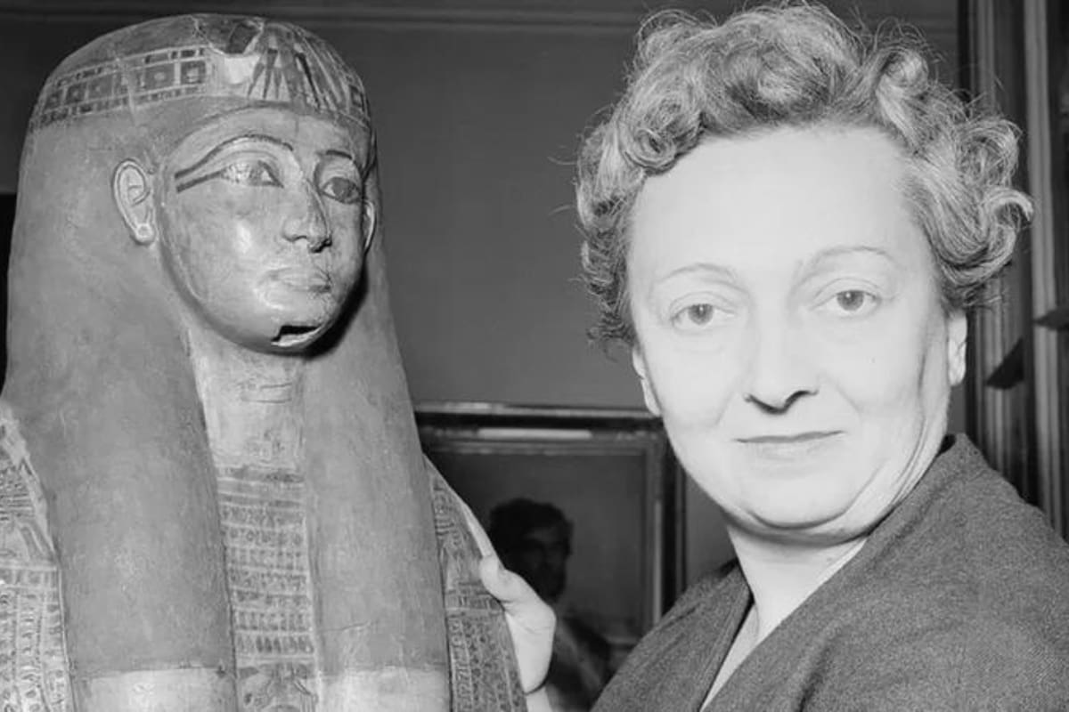 Nacida en París en 1913, en el seno de una familia liberal, sus padres le dieron las mismas oportunidades que a su hermano mayor