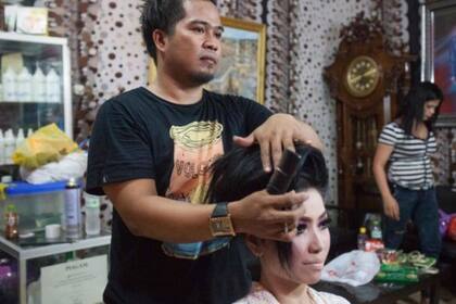 Nacidas en cuerpos masculinos, las calabai a menudo trabajan en salones de belleza o como planificadoras de boda