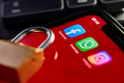 Nacido en 2010 para emular las fotos tomadas con las cámaras Instamatic, este servicio de Facebook tiene casi 1400 millones de usuarios y es protagonista de la economía global