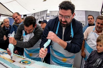 Nacido en Dolores, Betular es hoy el embajador de la Fiesta de la Torta Argentina