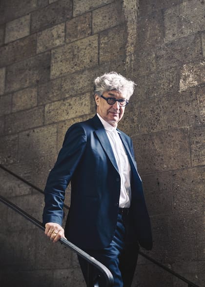Nacido en Düsseldorf, Alemania, a los 73 años, Wenders conserva cierto aire juvenil en su figura