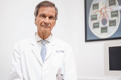 Nacido en el Doctor’s Hospital de Manhattan, Estol reconoció que sus años de formación en Estados Unidos resultaron determinantes para su visión de la salud
