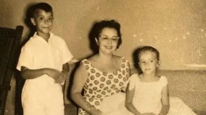 Nacido en Manzanillo, en el oriente de Cuba, Miguel B. Fernández se describe como "un guajiro cubano" cuya infancia quedó marcada por la presencia militar de los años posteriores a la Revolución de 1959 que llevó a Fidel Castro al poder.