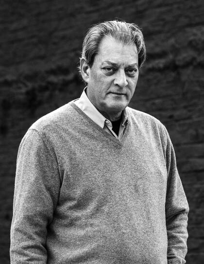 Nacido en Newark, New Jersey, el 3 de febrero de 1947, Paul Auster comenzó a escribir a los 12 años. Estudió en la Columbia University y vivió en París en diversas épocas. Sus otras dos pasiones son el cine y el béisbol. La adaptación de este cuento a la pantalla grande fue realizada por el escritor