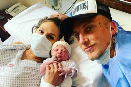 Nació Abril, la hija de El Polaco y Barby Silenzi