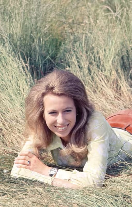 Nació el 15 de agosto de 1950 en Clarence House. Es la única hija de la reina Isabel, segunda entre cuatro hermanos. A través de los años, desarrolló una personalidad ingobernable y, al mismo tiempo, extremadamente responsable.