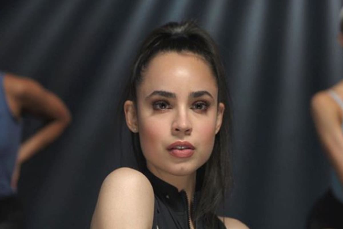 Nació en Florida, tiene 27 años, fue protagonista de las películas Los Descendientes y hoy es la estrella que baila y cautiva al mundo desde la plataforma de streaming