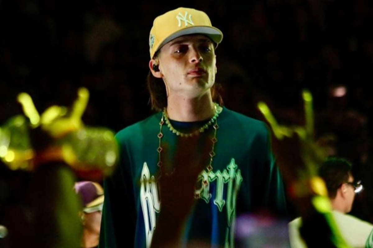 Nació en Guadalajara, México, pero vivió en Nueva York y en Texas, donde comenzó su carrera