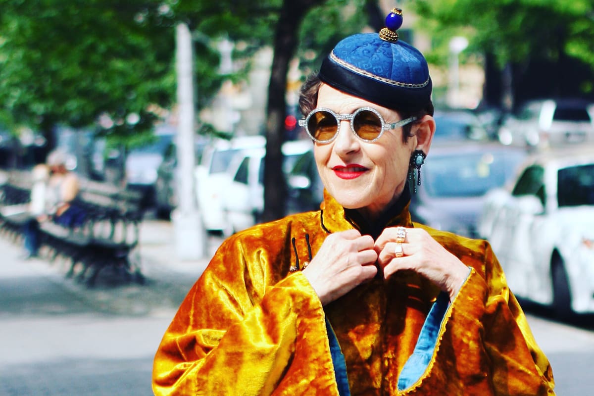 Nació en Netanya, Israel, en 1950; desde joven vive en Nueva York