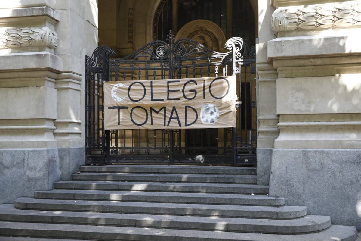 NACIONAL BUENOS AIRES
Estudiantes del Colegio Nacional Buenos Aires (CNBA) mantenían esta mañana la toma del establecimiento.