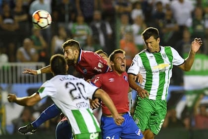 Nacional y Banfield definen el pase en Montevideo