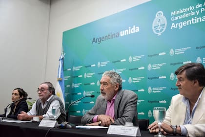 Nacira Muñoz, vicepresidenta del INTA; Jorge Ruiz, jefe de Gabinete de Agricultura; José María Romero, subsecretario de Ganadería, y Rodolfo Acerbi, vicepresidente del Senasa