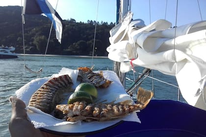 Nada como el sabor del primer pescado a bordo