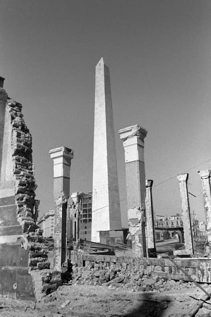 Nada de lo que estaba a los costados norte y sur del Obelisco, entre Cerrito y Carlos Pellegrini, quedó en pie por la construcción del primer tramo de la avenida 9 de Julio