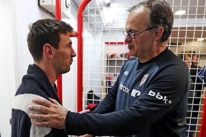 Nada de protocolos ni solemnidades: un saludo de vestuario entre Messi y Bielsa, con la atención del resto en otro tema.