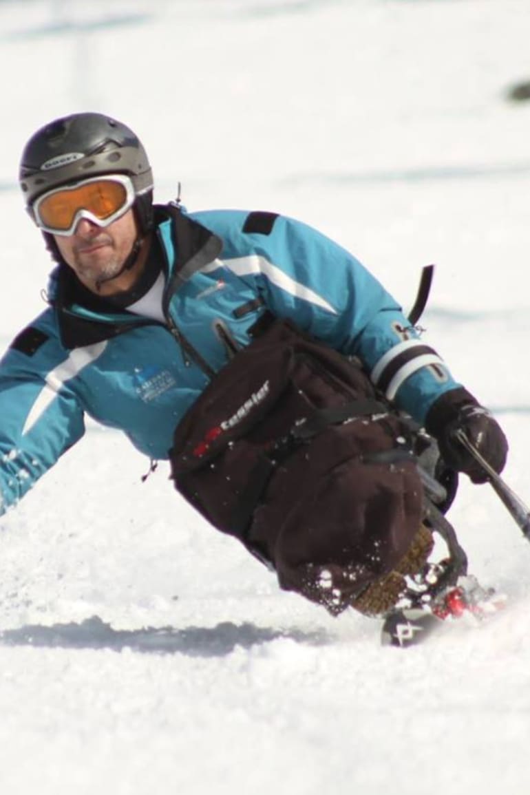 “Nada es imposible”: La historia del primer instructor de esquí en sillas de ruedas del mundo.