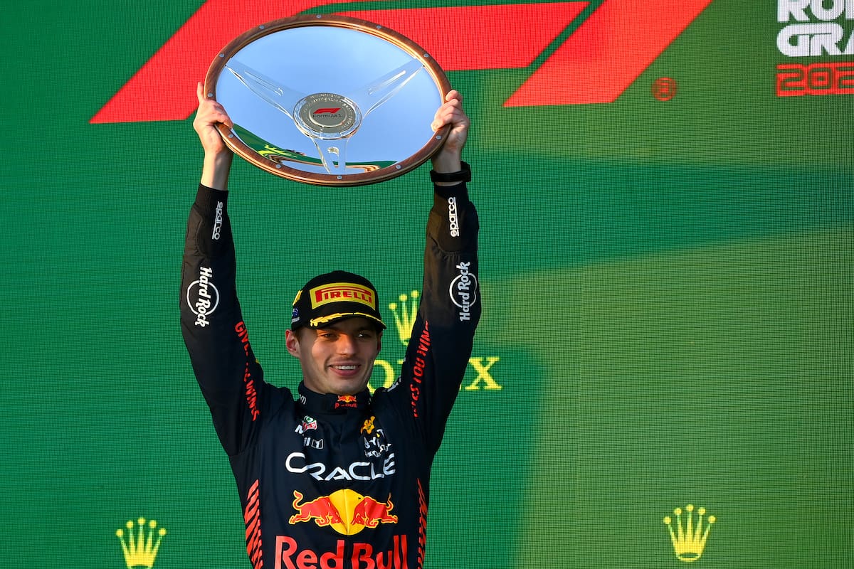 Nada lo detiene a Max Verstappen, que exhibe el trofeo que lo premia como ganador del Gran Premio de Australia de Fórmula 1