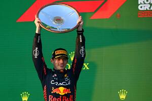Nada lo detiene a Max Verstappen, que exhibe el trofeo que lo premia como ganador del Gran Premio de Australia de Fórmula 1