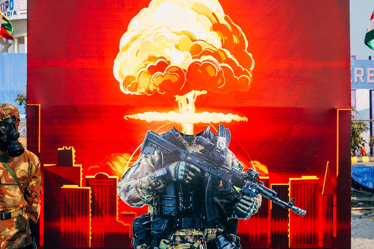 "Nada personal: el back office de la guerra". Un proyecto fotográfico sobre el comercio mundial de armas realizado por Nikita Teryoshin entre 2016 y 2023 en 18 ferias de armas de 18 países. Un puesto de fotografías del ejército indio: el soldado equipado con un rifle Kalashnikov viste uniforme ruso. DEFEXPO, Lucknow, Uttar Pradesh, India, 2020