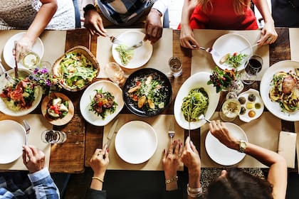 Nada será igual en los restaurantes y los gastronómicos ya piensan en alternativas para poder implementar la distancia social