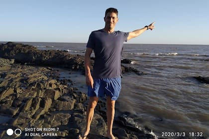 Mariano Mortara, en suelo firme y desde Colonia, señala a Buenos Aires: le llevó 13h35m nadar de una orilla a la otra