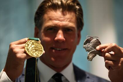 Nadador olímpico Gary Hall Jr recibe 10 medallas para reemplazar las destruidas en incendios de LA