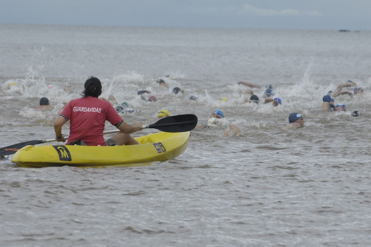 Nadadores en la competencia en las aguas de Montevideo, Uruguay