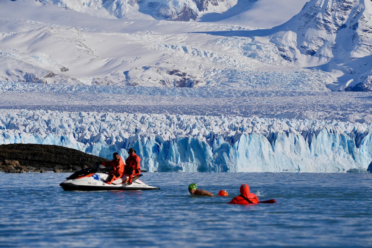 Nadadores surcan el Canal de los Témpanos, durante la Copa Mundial de Natación de Invierno Argentina, Glaciar Perito Moreno, 2025