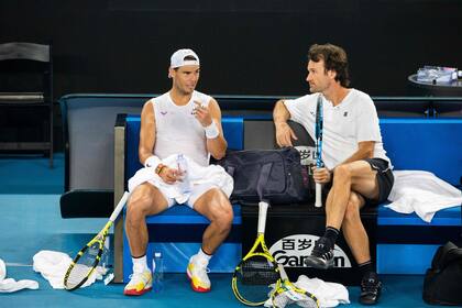 Nadal charla con Carlos Moyá, su entrenador